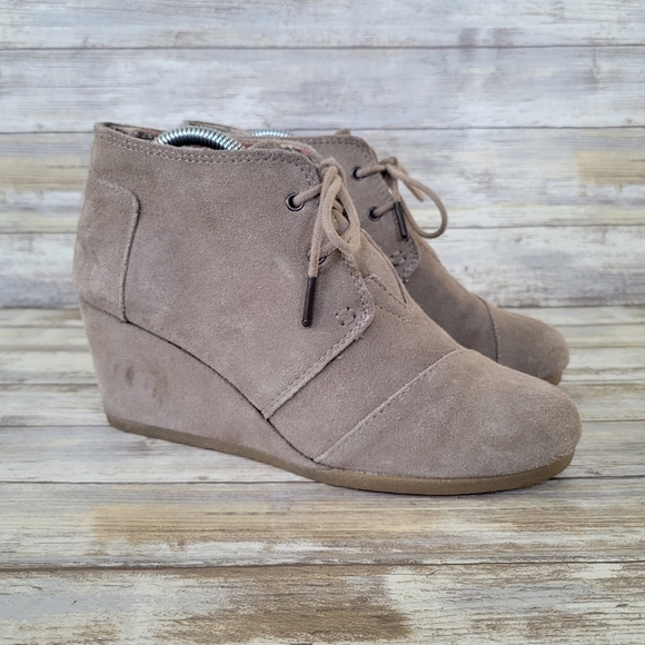 TOMS Desert Wedge Lace-Up Suede Boots Booties Taupe Beige Women’s Size 8 - Picture 1 of 10
